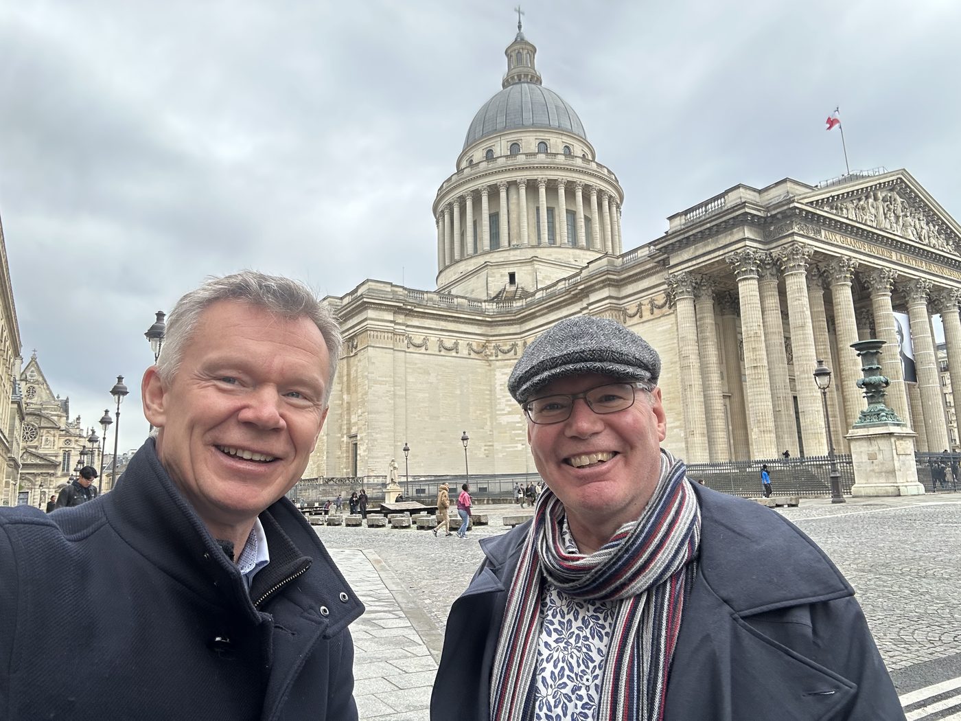 Julius og Agnar foran Pantheon i Paris