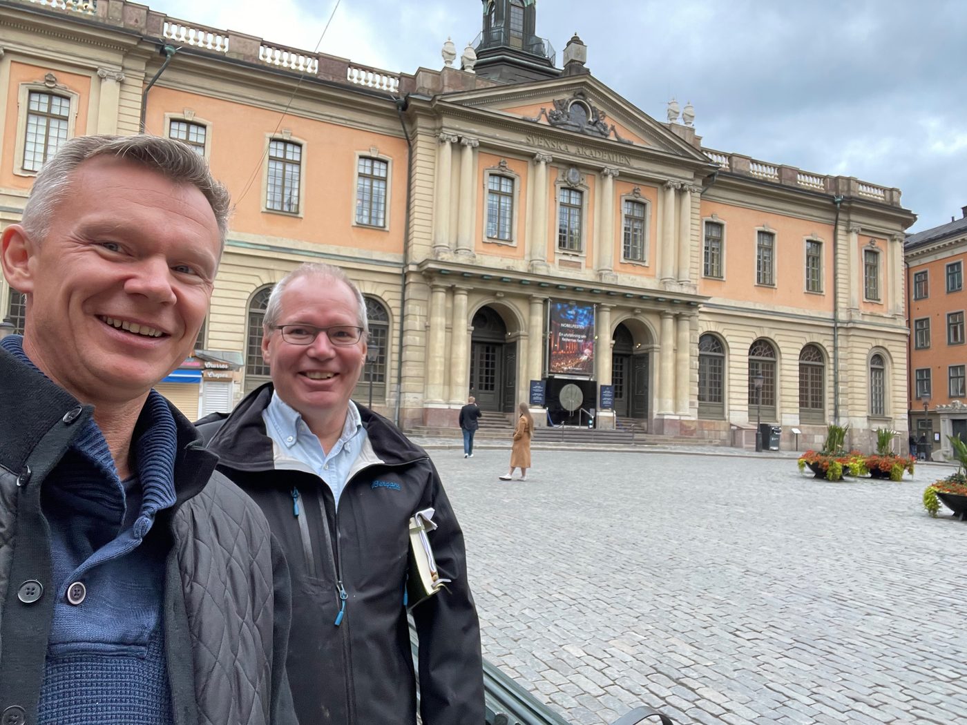 Julius og Agnar foran Svenska Akademien i Stockholm